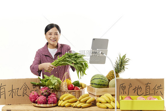 网络直播售卖有机蔬菜的中年女性菜农图片