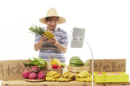男性农民网络直播卖菠萝图片
