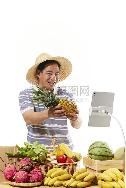 中年男农民网络直播卖菠萝图片