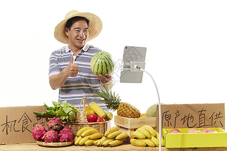 淳朴的农民在线上直播销售西瓜高清图片