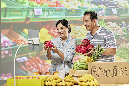 网络直播售卖水果的果农夫妻图片