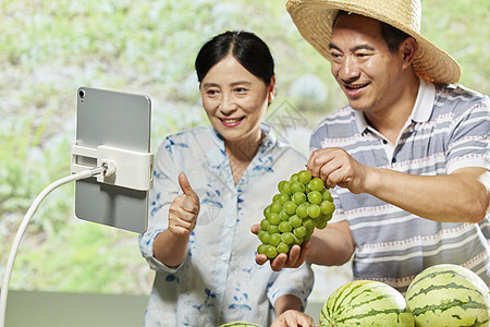 果农夫妻网络直播售卖水果图片