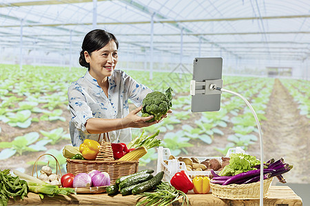 中年女性网络直播售卖蔬菜背景图片