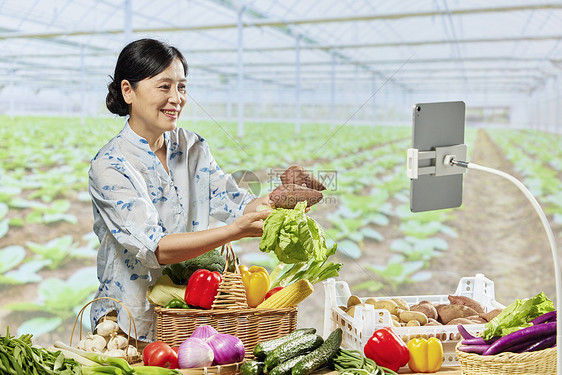 中年女性电商直播售卖蔬菜图片