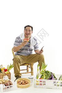中年男性农民开心吃西瓜图片