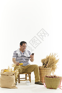 中年男性农民看手机形象图片