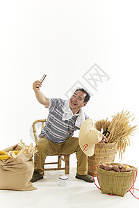 中年男性农民拿着手机自拍形象图片