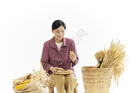 中年女性农民手拿着土豆图片