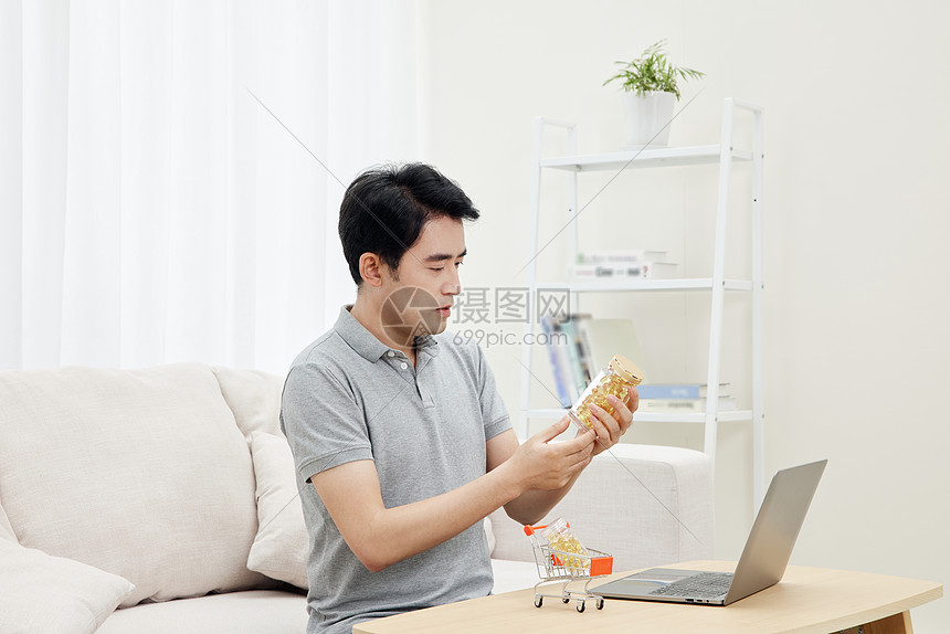 查看药品信息的男性图片