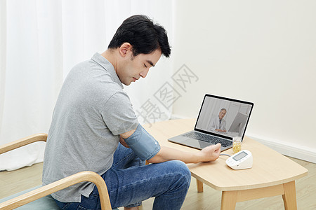 居家男性在线问诊自测血压图片