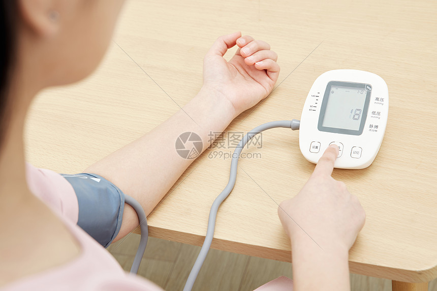居家女性测量血压图片