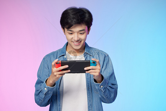 男青年玩游戏机图片