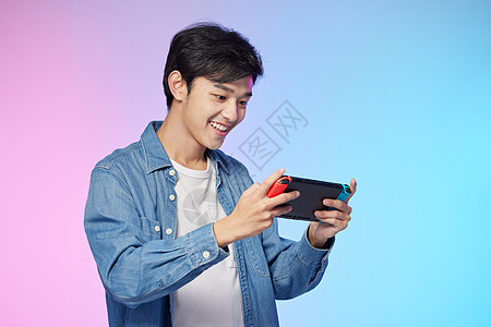 玩游戏的男生图片