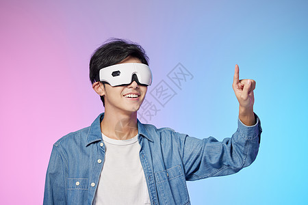 体验vr眼镜的年轻男性虚拟触碰图片