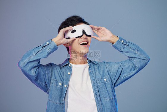 体验vr眼镜开心的男青年图片