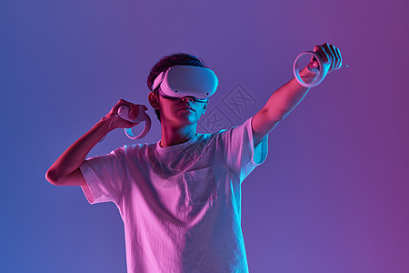 年轻男性体验vr游戏图片