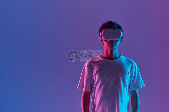 时尚年轻男性体验vr眼镜图片