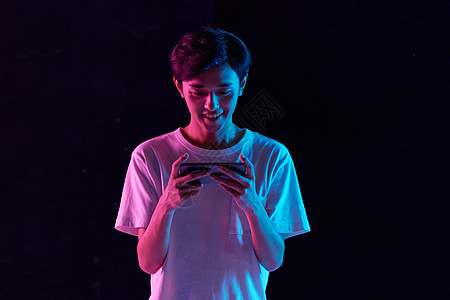 玩手机游戏的年轻男性图片素材