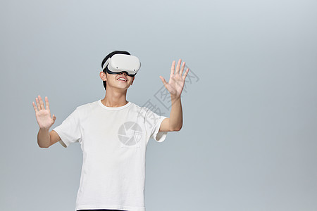 智能生活年轻男性体验vr眼镜图片