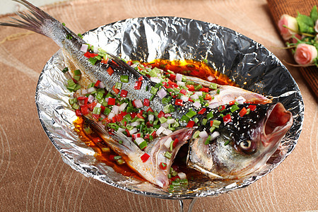中式美食平锅大头鱼图片
