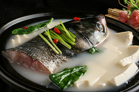 鱼头豆腐汤海鲜砂锅高清图片