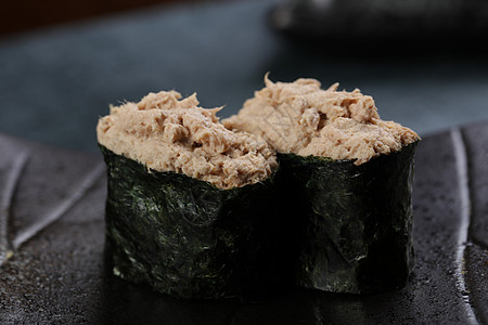 金鱼寿司海苔鱼籽酱高清图片