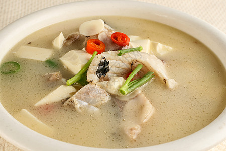 鱼肉豆腐汤炖煮的食物高清图片