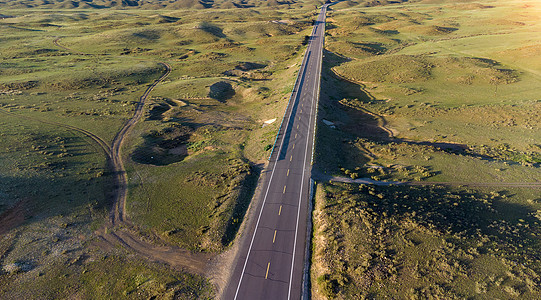 新疆穿越草原的公路背景图片
