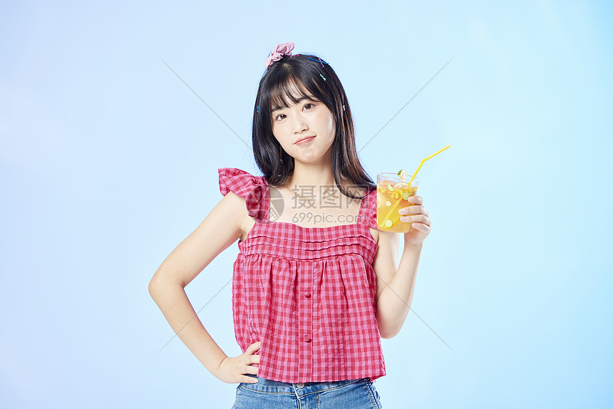 可爱美女喝夏日冰饮图片
