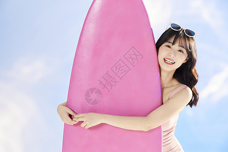 泳装美女抱着冲浪板背景图片