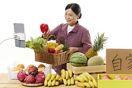 、女性果农网络直播间售卖水果图片