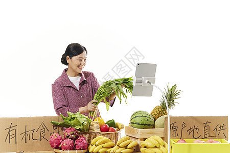 女性果农网络直播间售卖蔬菜图片