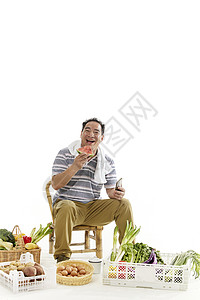 中年男性卖水果蔬菜背景图片