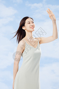 夏日美女举手遮挡阳光紫外线背景图片