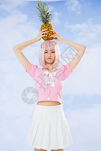 头顶凤梨的粉色头发元气女孩图片