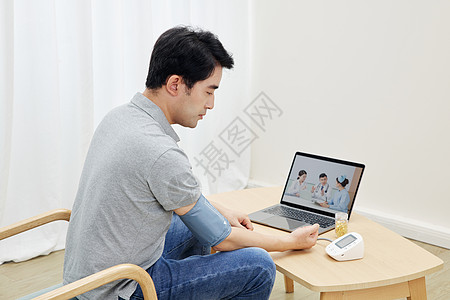 在线问诊自测血压的居家男性图片