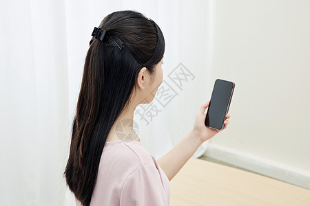 青年女性使用手机线上预约问诊图片