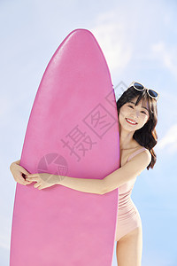 泳装美女抱着冲浪板图片