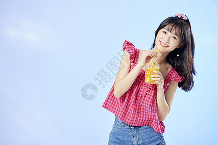 夏日可爱美女喝冰饮品图片