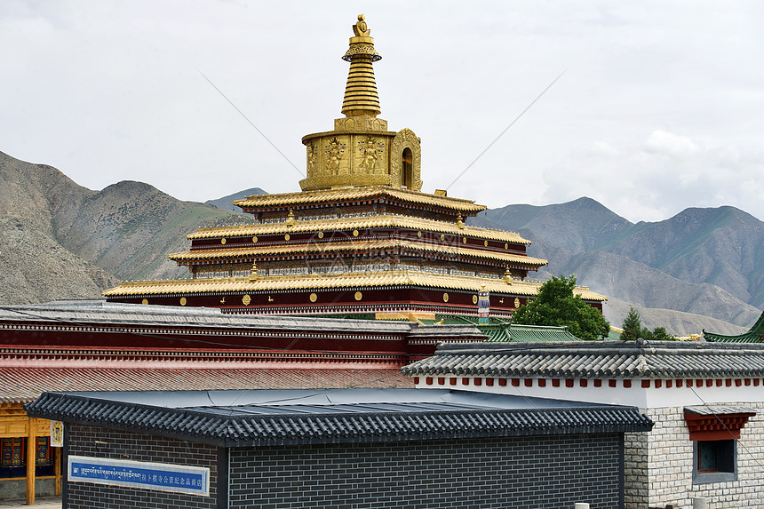 甘肃大气的佛教寺庙拉卜楞寺图片