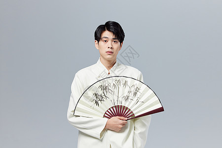 新中式国潮男性手拿折扇背景图片