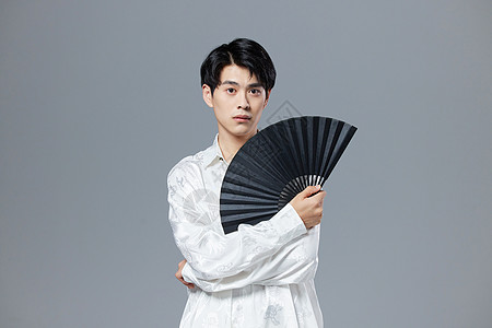 新中式男性手拿折扇图片