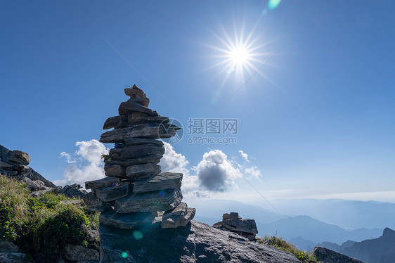 高山上阳光下的石碓图片