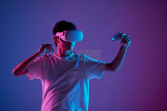 年轻男性体验vr游戏图片