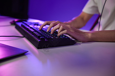 运动合作玩游戏的人使用键盘特写背景