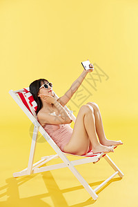 泳装美女沙滩椅休息自拍图片