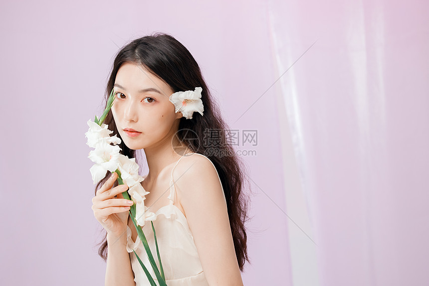 手拿鲜花的美女图片