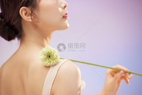 美女手拿花卉特写图片