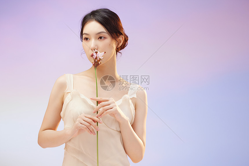 彩色背景手拿鲜花的女性图片