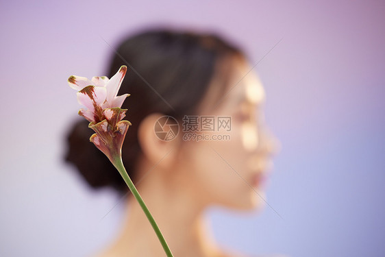 女性背景鲜花特写图片